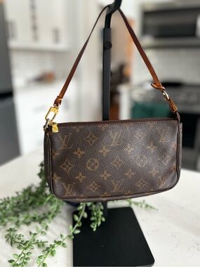SOLD! Louis Vuitton pochette Accessoire